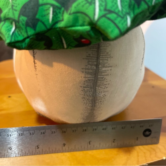 VTG 80s Soft Elegant Swan Holiday Decor with Green Wreath weighted bottom - Picture 14 of 14